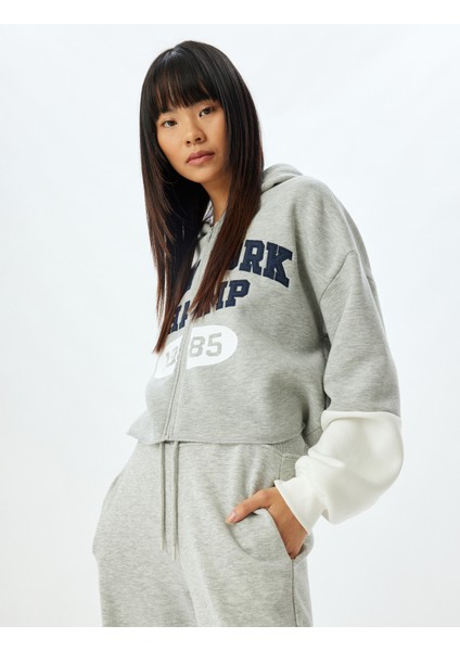 Crop Sweatshirt Kapüşonlu Fermuarlı Kolej Işlemeli Cep Detaylı