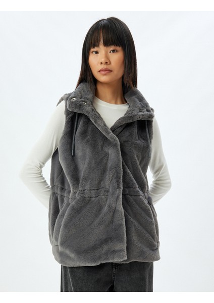 Suni Kürk Yelek Kapüşonlu Çıtçıt Düğmeli Cep Detaylı modelleri