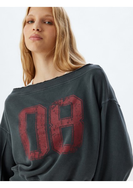 Crop Oversize Sweatshirt Yıkamalı Kolej Baskılı Kayık Yaka Uzun Kollu fiyatları