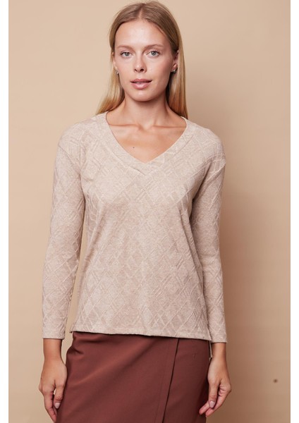 Kadın Desenli Triko V Yaka Yanları Yırtmaçlı Düşük Omuzlu Uzun Kol Bluz-Bej indirimleri
