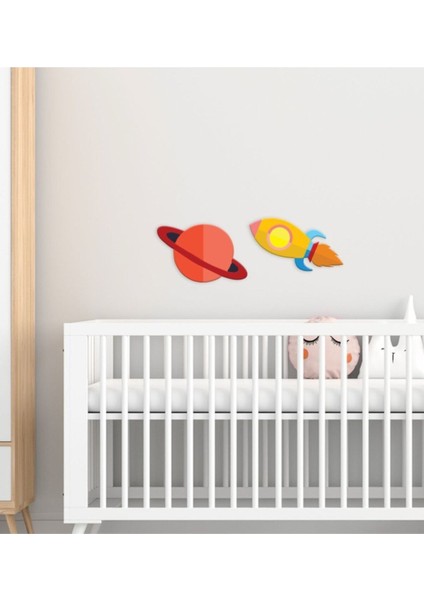 Çocuk odası uzay temalı renkli ahşap duvar süsü, eğlenceli ve şık dekorasyon.