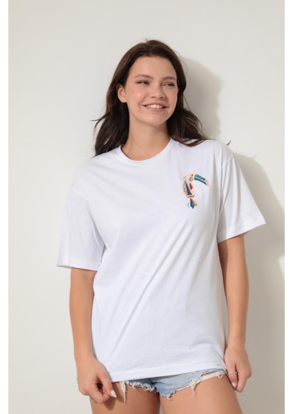 Beyaz Papağan Nakışlı Bisiklet Yaka Oversize Kısa Kollu Kadın T-Shirt- 2422