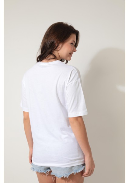 Beyaz Papağan Nakışlı Bisiklet Yaka Oversize Kısa Kollu Kadın T-Shirt- 2422