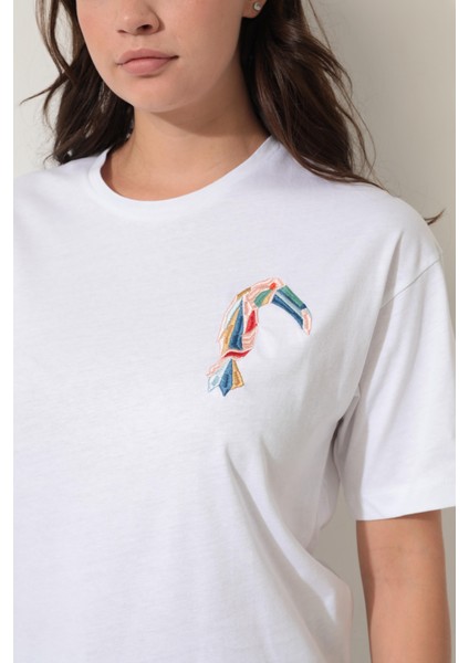 Beyaz Papağan Nakışlı Bisiklet Yaka Oversize Kısa Kollu Kadın T-Shirt- 2422