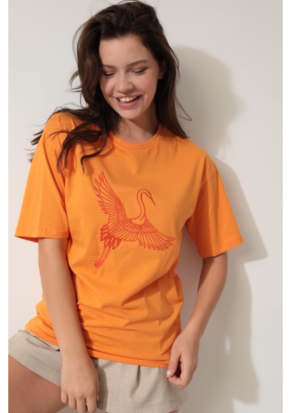 Turuncu Önü Leylek Nakışlı Bisiklet Yaka Oversize Kısa Kollu Kadın T-Shirt- 2421