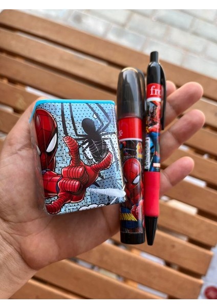 Spiderman Figürlü Yumurtlayan Silgi Kalemtraş 0,7 Uçlu Kalem Seti