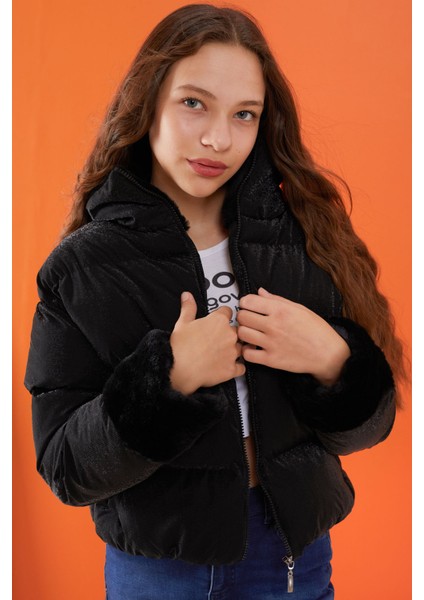 Siyah Dik Yaka Kolu Kürk Detaylı Kız Çocuk Şişme Mont 19505 fiyatları