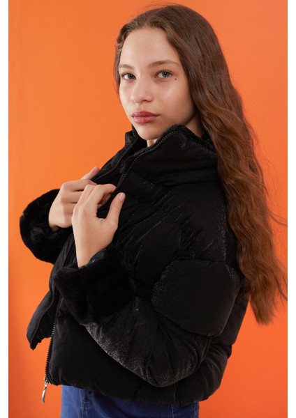Siyah Dik Yaka Kolu Kürk Detaylı Kız Çocuk Şişme Mont 19505 fırsatları