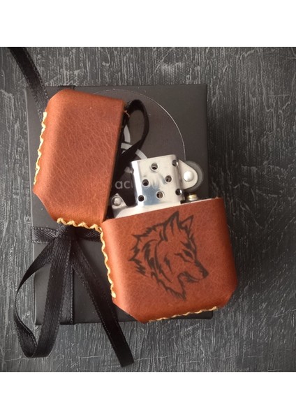 Nikura Craft Nikuracraft Kişiye Özel Çakmak Benzinli Deri Çakmak Deri Kılıflı Zippo Tarzı Çakmak El Yapımı Taba Rengi Kurt Desenli Hakiki Deri Çakmak