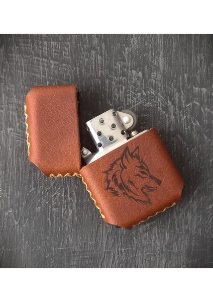 Nikura Craft Nikuracraft Kişiye Özel Çakmak Benzinli Deri Çakmak Deri Kılıflı Zippo Tarzı Çakmak El Yapımı Taba Rengi Kurt Desenli Hakiki Deri Çakmak