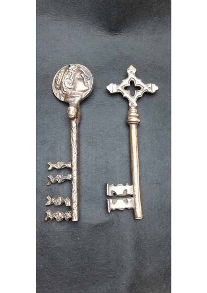 2 Adet Dekoratif Antika Tarzında Prinç Döküm Eski Çağ Kale, Han, Kilise, Saray Anahtarı Model 06