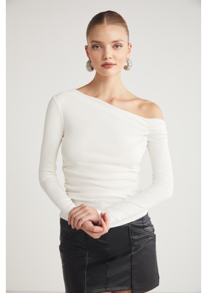 Sıssı Kadın Asimetrik Yaka Slim Fit Uzun Kollu Beyaz Bluz