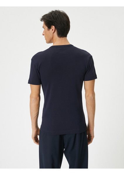 Basic Tişört Slim Fit Dokulu Kısa Kollu fırsatları