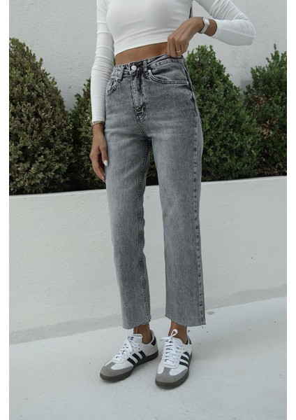 Gri Yıkamalı Boy Fit Kesik Paça Jean modelleri
