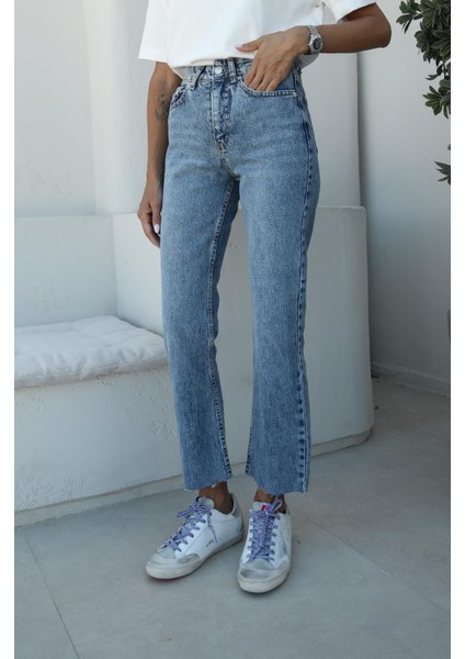 Mavi Boy Fit Kesik Paça Jean fiyatları