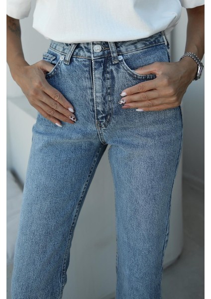 Mavi Boy Fit Kesik Paça Jean fırsatları