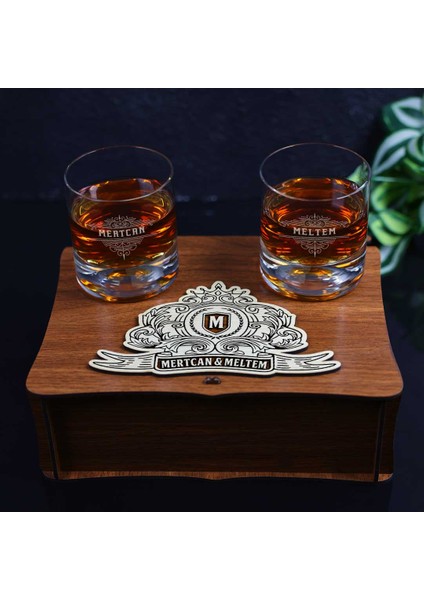 Ahşap Kutulu Retro Arma Tasarımlı Isme Özel Taşlı & 2'Li Viski Kadehi Seti fırsatları