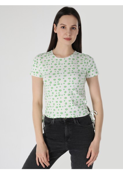 Slim Fit Yuvarlak Yaka Çiçekli Kadın Beyaz Kısa Kol Tişört fırsatları