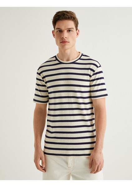 Basic Tişört Slim Fit Çizgili Bisiklet Yaka Kısa Kollu modelleri