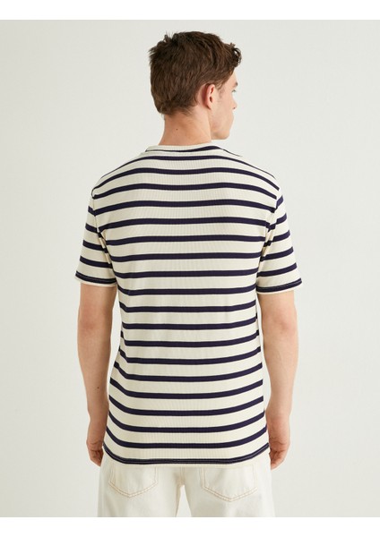 Basic Tişört Slim Fit Çizgili Bisiklet Yaka Kısa Kollu fırsatları