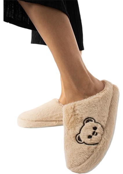 Önü Kapalı Ayıcık Baskılı Peluş Kadın Ev Terliği Bej