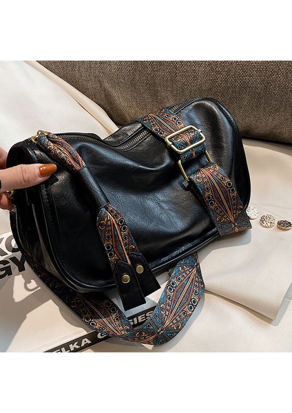 Kadınlar Için Popüler Çantalar 2024 Yaz Yeni Moda Geniş Bant Crossbody Çanta Niş Internet Ünlü Popüler Yastık Kadın Çantası (Yurt Dışından)