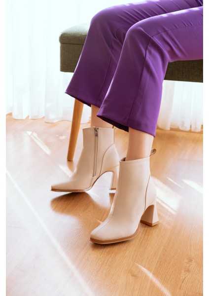 Barelle Bej Önü Dikişli (8 cm Topuklu ) Küt Burun Topuklu Bot