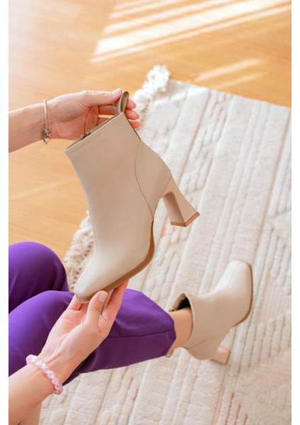 Barelle Bej Önü Dikişli (8 cm Topuklu ) Küt Burun Topuklu Bot fiyatları