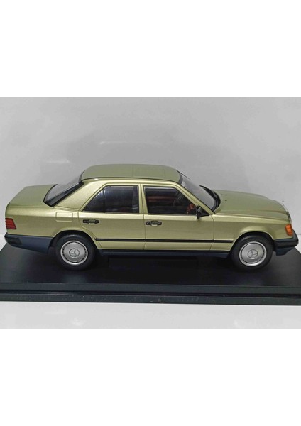 1:18 1984 Mercedes-Benz 200 D_ (W124) Kapalı Gövde Metal Model (Yeşil Tonu)