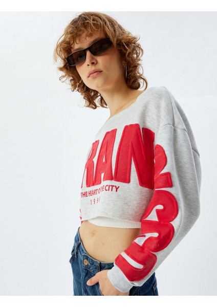 Crop Oversize Sweatshirt Slogan Işlemeli Kayık Yaka