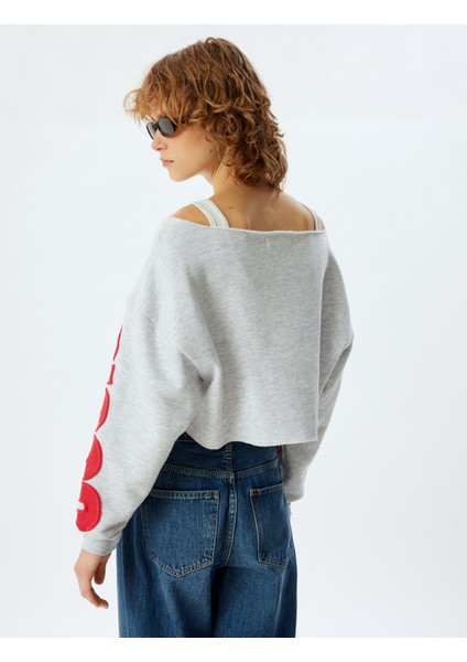 Crop Oversize Sweatshirt Slogan Işlemeli Kayık Yaka fırsatları