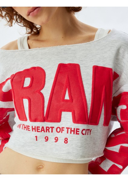 Crop Oversize Sweatshirt Slogan Işlemeli Kayık Yaka indirimleri