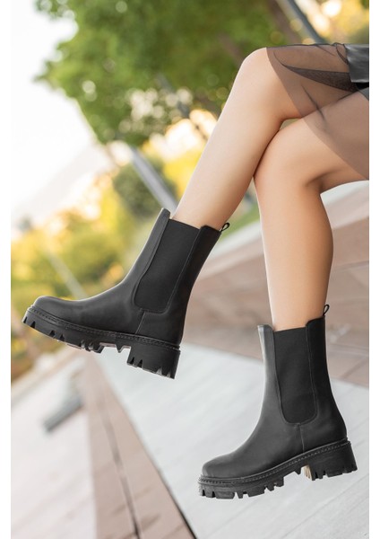 Unte Siyah Cilt Lastik Detaylı Kadın Bot fiyatları