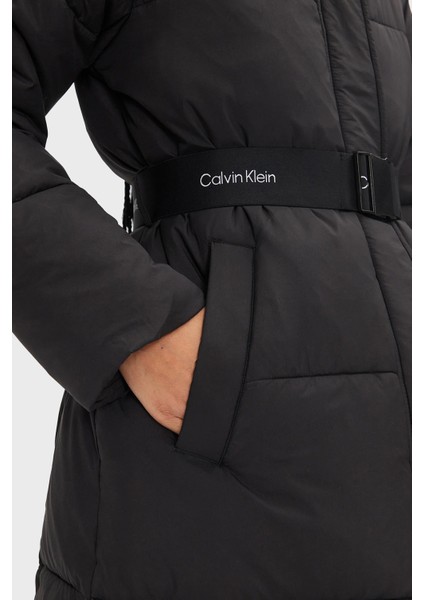 Comfort Fit Logo Kemerli Uzun Şişme Mont J20J224122BEH Bayan Mont J20J224122 Beh indirimleri