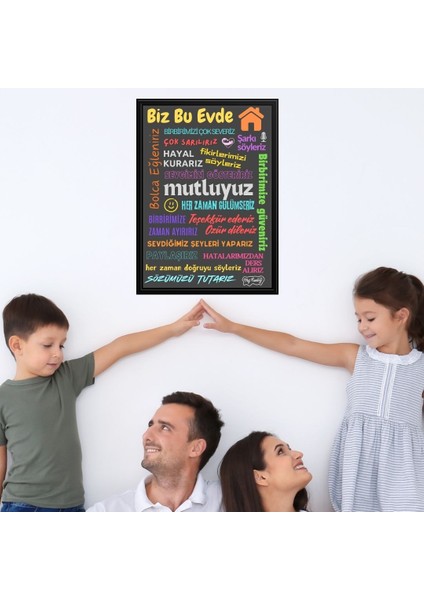 Bu Evde Her Zaman Gülümseriz Yazısı (Siyah Çerçeve Görünümlü) Renkli Yazılı 40 x 55 cm Pvc 1mm fiyatları