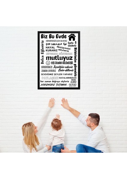 Bu Evde Her Zaman Gülümseriz Yazısı (Siyah Çerçeve Görünümlü) Beyaz Zemin Siyah Yazılı 40 x 55 cm Pvc 1mm fiyatları