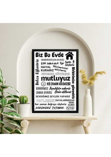 Bu Evde Her Zaman Gülümseriz Yazısı (Siyah Çerçeve Görünümlü) Beyaz Zemin Siyah Yazılı 40 x 55 cm Pvc 1mm modelleri