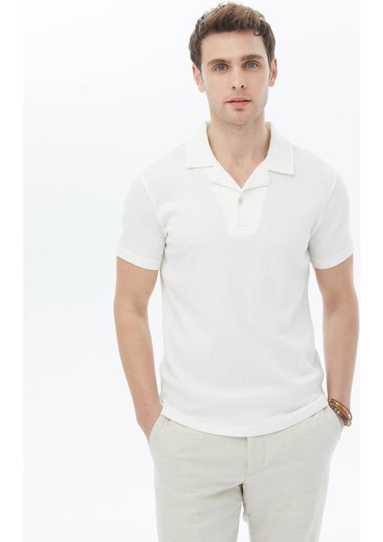 Beyaz Jakarlı Küba Yaka Pamuk Karışımlı T-Shirt