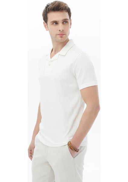 Beyaz Jakarlı Küba Yaka Pamuk Karışımlı T-Shirt indirimleri