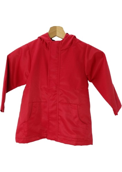 Erkek Çocuk Kapüşonlu Yağmurluk – Astarlı, Fermuarlı, Rahat ve Şık