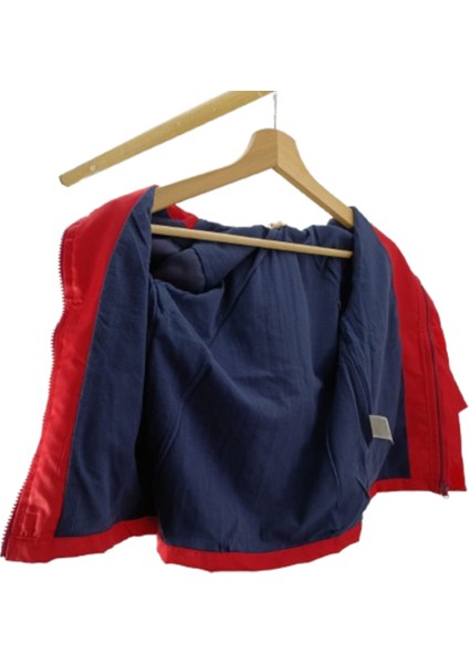 Erkek Çocuk Kapüşonlu Yağmurluk – Astarlı, Fermuarlı, Rahat ve Şık modelleri