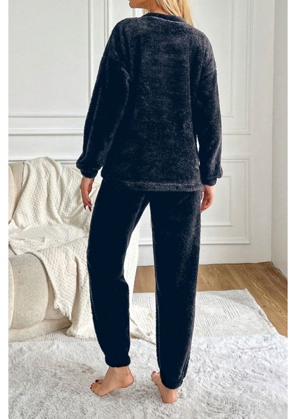 Desenli Tam Peluş Kışlık Yılbaşı Kadın Pijama Takımı modelleri