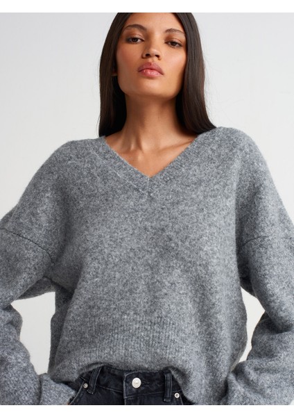 10645 V Yaka Yumuşak Dokulu Triko Kazak-Füme M.