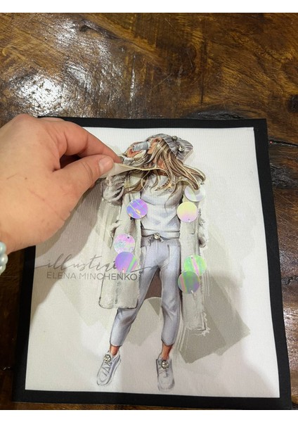 3 Boyutlu Kabartma Payetli Kız Arma Dikiş Aplike 22 x 19 cm