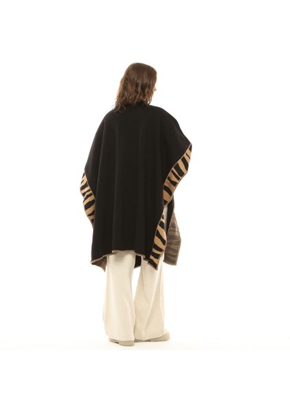 Kadın Zebra Desenli Püskül Detaylı Cepli Oversize Şık Tasarımlı Kalın Panço