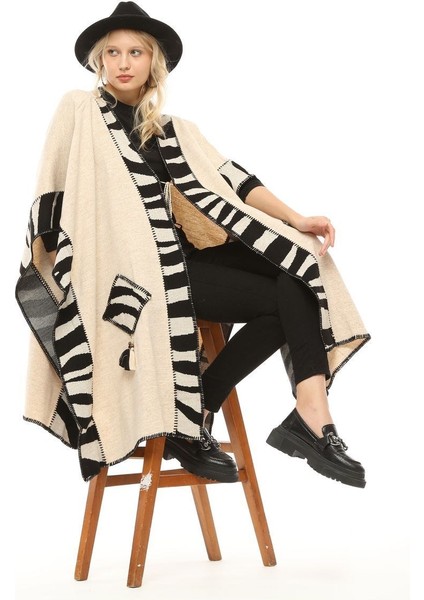 Kadın Zebra Desenli Püskül Detaylı Cepli Oversize Şık Tasarımlı Kalın Panço