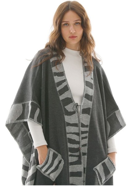 Kadın Zebra Desenli Püskül Detaylı Cepli Oversize Şık Tasarımlı Kalın Panço
