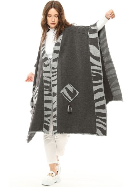 Kadın Zebra Desenli Püskül Detaylı Cepli Oversize Şık Tasarımlı Kalın Panço