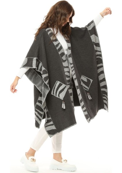Kadın Zebra Desenli Püskül Detaylı Cepli Oversize Şık Tasarımlı Kalın Panço