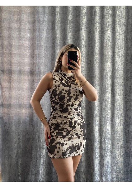 Bej Batik Desen Yan Büzgülü Elbise